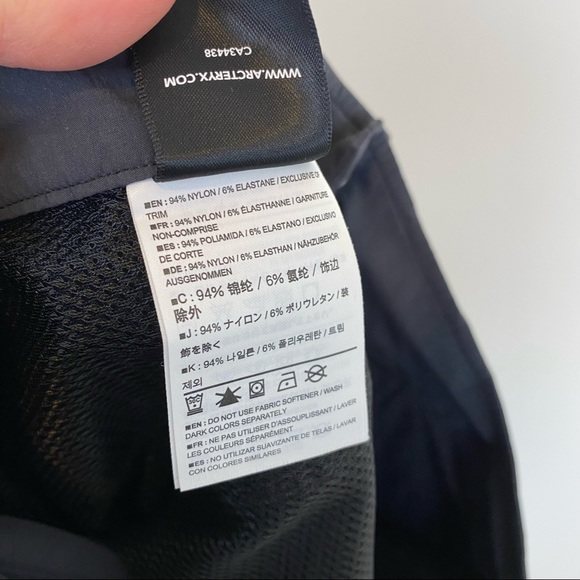 Arc'teryx Women's Cargo Shorts - Dark Blue - Picture 6 of 8